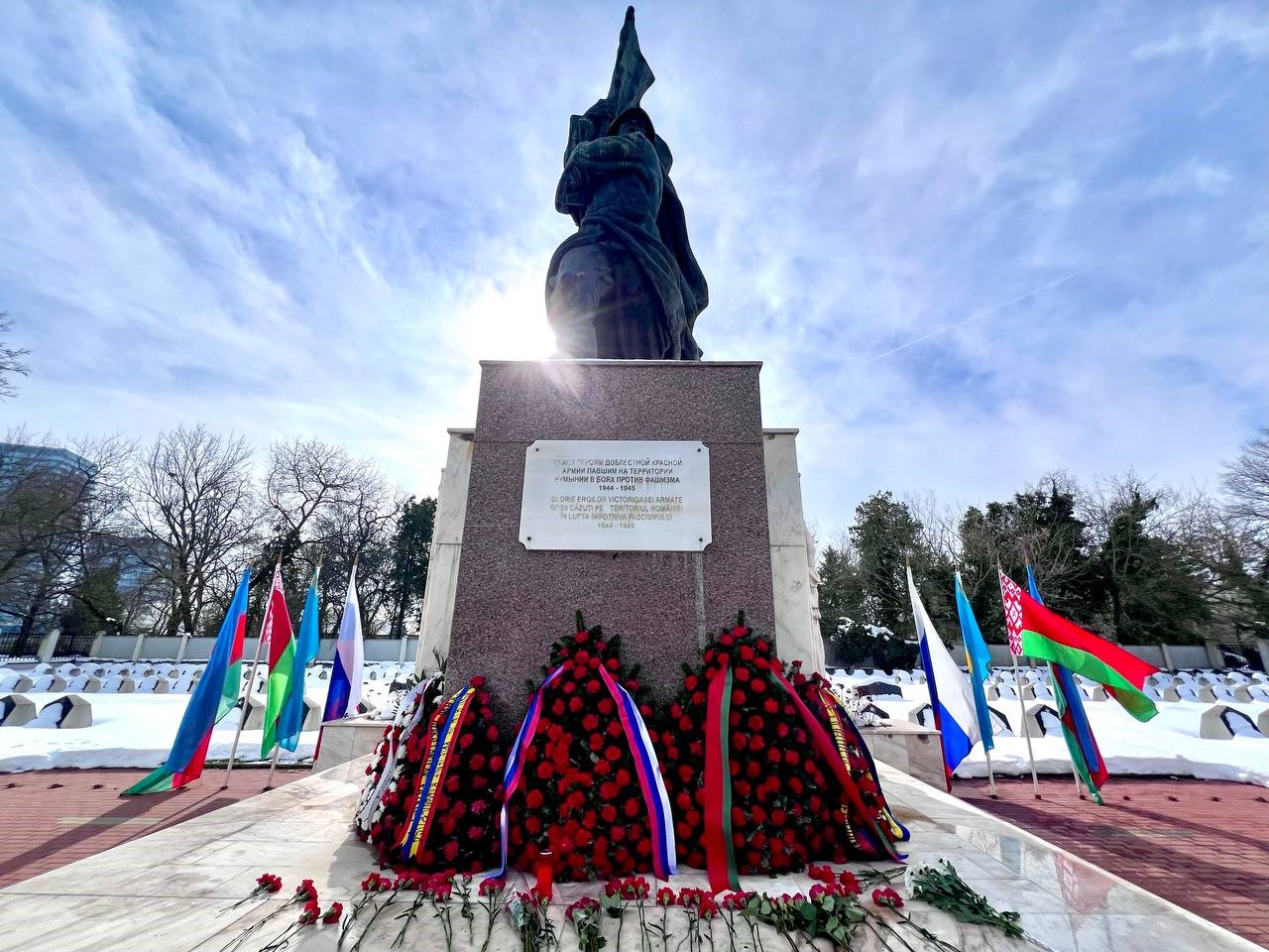 Ceremonie de depunere de coroane și flori cu ocazia Zilei Apărătorului Patriei